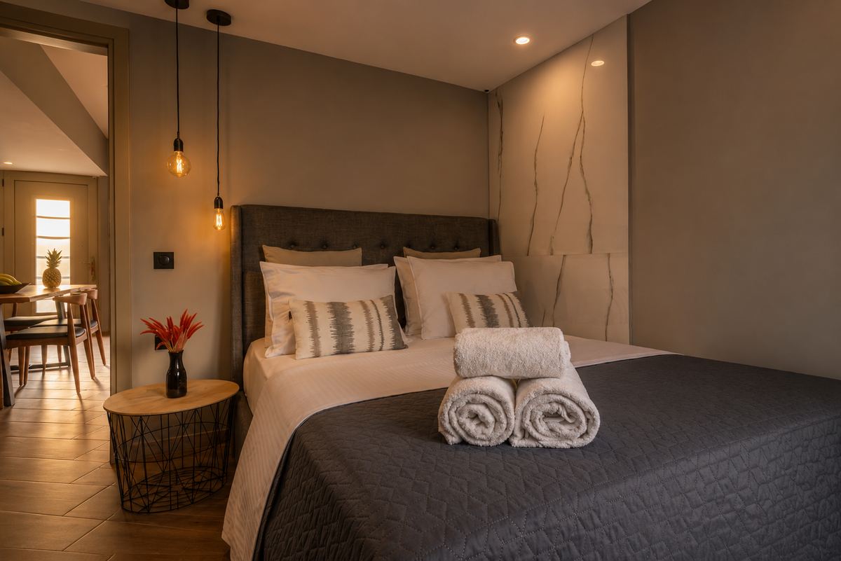 Deuxième chambre avec lit double, lumière douce et bureau