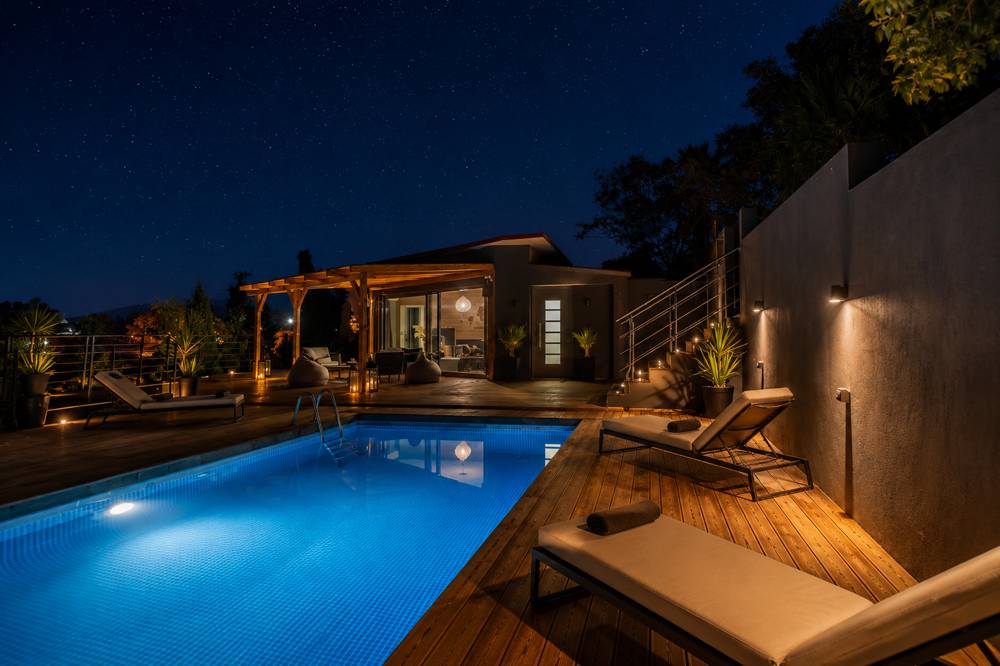 Piscine de la villa de nuit sous les étoiles
